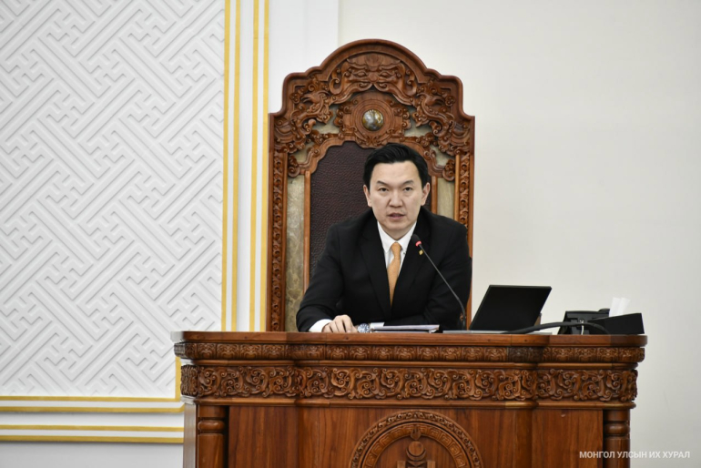 Ерөнхий сайд Н.Учрал 01 тоот албан даалгавраараа татварын өрийн улмаас хаагдсан 12100 компанийн дансыг сарын хугацаатай нээлээ