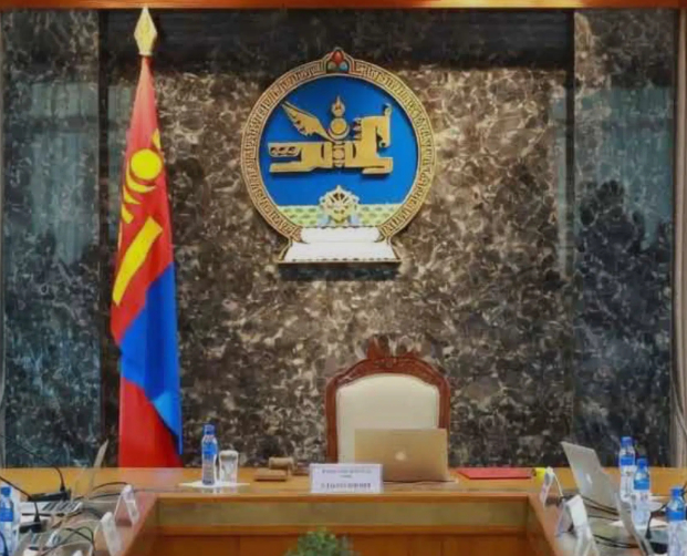 Дэлгэрэнгүй уншихМонгол Улс Ерөнхий сайдгүй 10 сар боллоо...Мань хүн нэг хүн байтугай нэг намд ахадсан их ачаатай болж. Муулбал: Ерөнхийлөгч У.Хүрэлсүх дефакто Монголын төрийн, Монголын улс төрийн бүх эрх мэдлийг өөртөө төвлөрүүллээ. Энийг бас л бүгд мэддэг. Ярьдаг. Гэвчиг ил биш.Улс төр