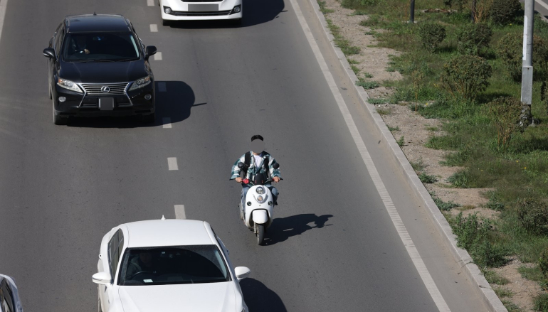 Скүүтер, мопедоор зорчиж яваа хүнд жолооч нар авто замын баруун хөвөөг чөлөөлж өгөх зохицуулалттай болж байна